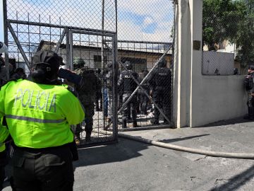 Reos mantienen retenidos a 57 guardias en cárcel de Ecuador