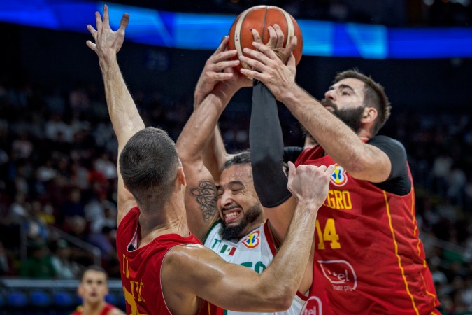 Gabriel Girón # 10 de México compite por el balón contra Montenegro durante el partido del Grupo D de la Copa Mundial FIBA entre México y Montenegro. Foto: Ezra Acayan/Getty Images.