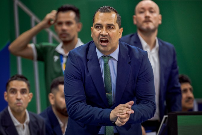 El entrenador Omar Quintero de México reacciona durante el partido del Grupo D de la Copa Mundial FIBA entre México y Montenegro. Foto: Ezra Acayan/Getty Images.