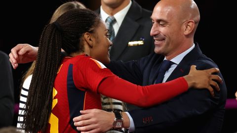 Rubiales en la ceremonia de premiación tras la final del Mundial femenino.