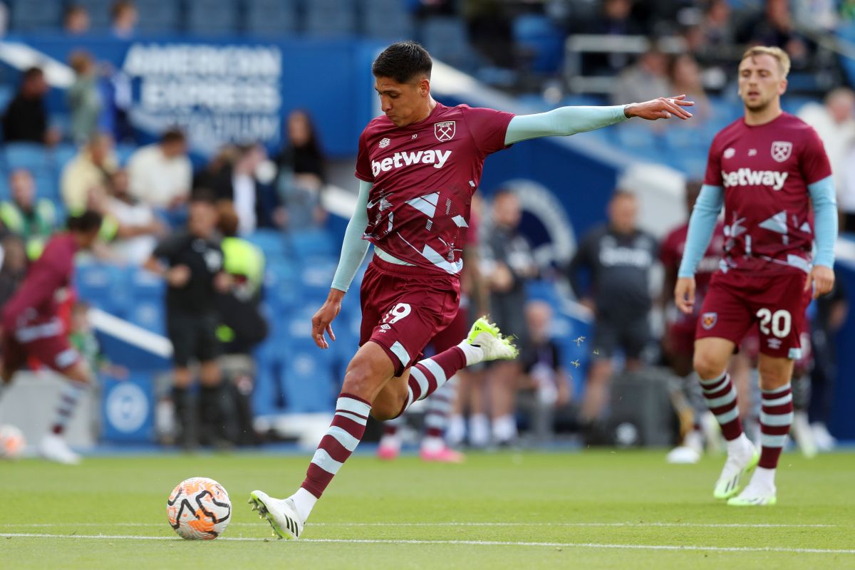 Edson Álvarez con los colores del West Ham United.