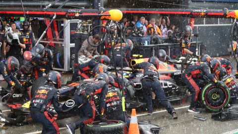 Sergio 'Checo' Pérez en los pits durante el Gran Premio de Países Bajos de F1 2023.