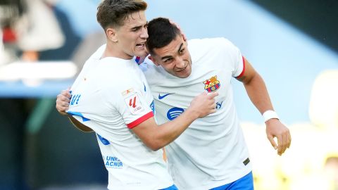 Gavi y Ferran Torres celebran uno de los goles al Villarreal.