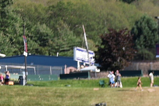 Equipo El Segundo posa con el cartel del campeonato después de derrotar a Curazao en la Serie Mundial de Pequeñas Ligas. Foto: Tim Nwachukwu/Getty Images. 