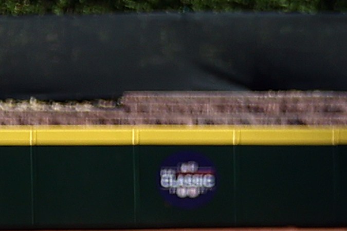 Louis Lappe, lanzador de El Segundo, recoge tierra del campo después de derrotar a Curazao en la Serie Mundial de Pequeñas Ligas. Foto:Tim Nwachukwu/Getty Images. 
