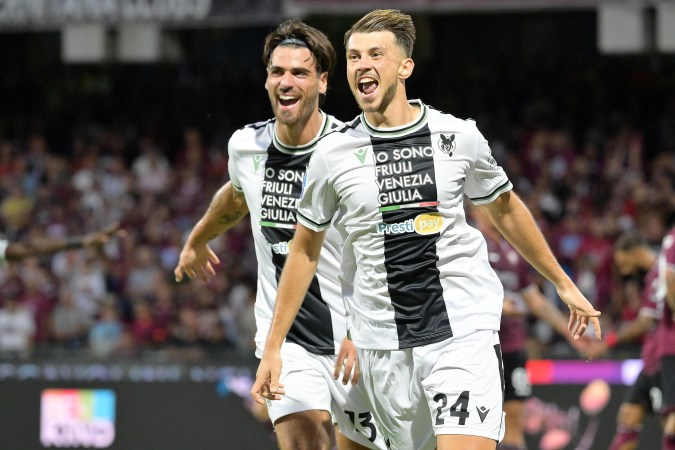 Lazar Samardzic de Udinese Calcio celebra después de marcar el gol 0-1 durante el partido Serie A TIM entre US Salernitana. Foto: Francesco Pecoraro/Getty Images.