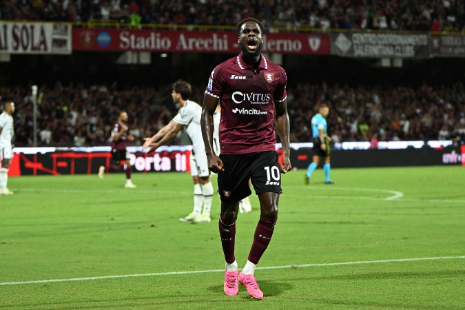 Boulaye Dia de US Salernitana celebra después de marcar el gol 1-1 durante el partido Serie A TIM entre US Salernitana. Foto: Francesco Pecoraro/Getty Images.