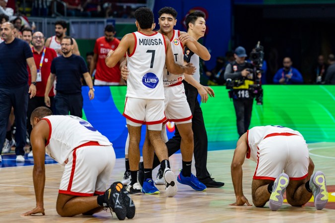 Egipto celebra después de ganar el partido del Grupo D de la Copa Mundial de Baloncesto FIBA ante México. Foto: Ezra Acayan/Getty Images.