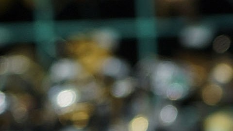 Profesor jubilado acusado de robar $45,000 dólares en joyas a varios amigos ricos