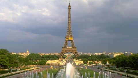 La torre Eiffel es una de las atracciones más visitadas de París.