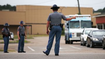 Exagentes de la ley de Mississippi se declaran culpables de agresión racista contra 2 hombres afroamericanos