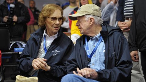 El expresidente Jimmy Carter (d) y su esposa Rosalynn Carter antes de un acto por el Día Mundial del Hábitat en el Distrito de Columbia el 4 de octubre de 2010.