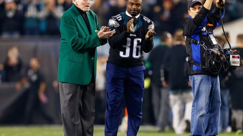 El ex Philadelphia Eagles Maxie Baughan (izquierda) y Brian Westbrook en homenaje.