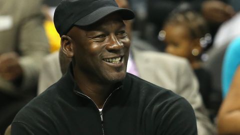 Michael Jordan concretó la venta de los Hornets.