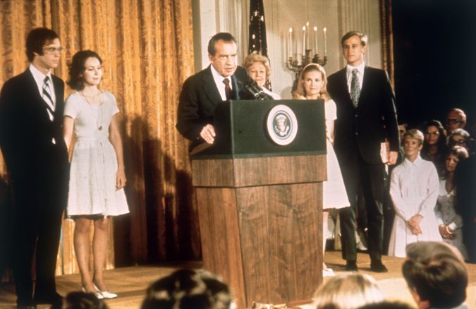 Richard Nixon (1913 - 1994) en la Casa Blanca con su familia tras su dimisión como presidente, el 9 de agosto de 1974.
