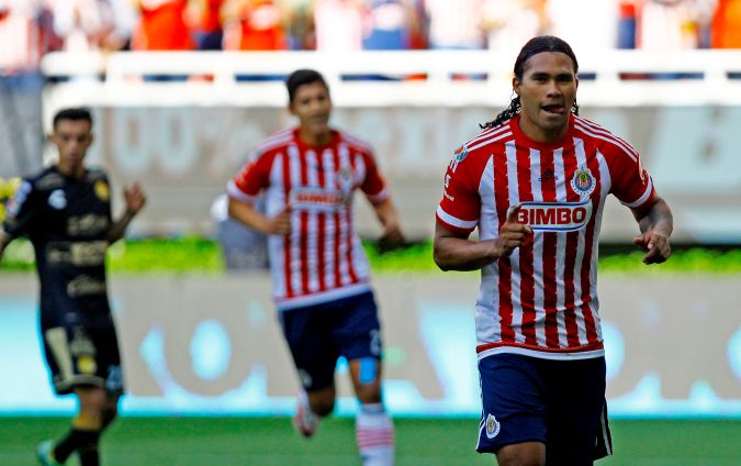 Carlos Peña con la camiseta de las Chivas de Guadalajara. HECTOR GUERRERO- Getty Images.