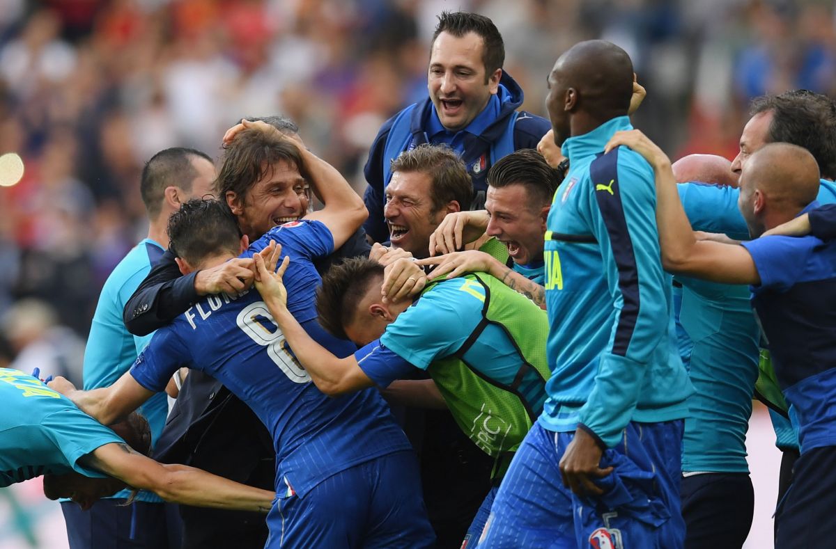 Conte celebrando con los futbolistas de la selección italiana. Matthias Hangst-Getty Images.