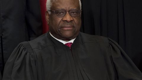 Juez Clarence Thomas defiende sus viajes en avión privado y asegura que fueron por seguridad