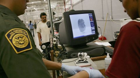 Agentes procesan a inmigrantes para evaluar si tienen un caso creíble de asilo.