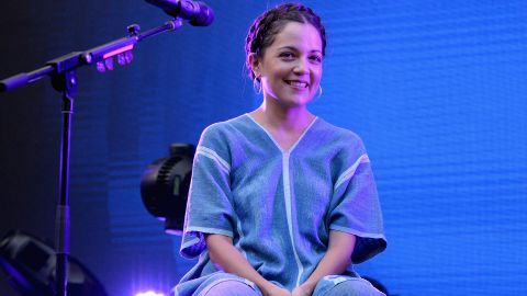 Natalia Lafourcade cantando "Nunca es suficiente"