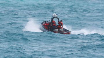 Guardia Costera de EE.UU. rescata a joven en embarcación a punto de hundirse en el océano Atlántico