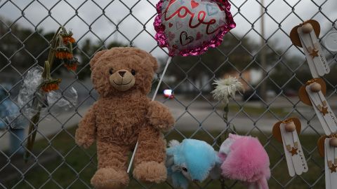 Olvidan a niña de 1 año en transporte escolar y muere tras quedarse horas bajo el sol en Nebraska