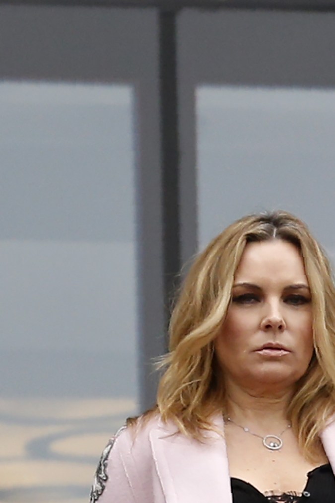 Jack Sullivan, Director General de West Ham United Women, Emma Benton-Hughes, socia de David Sullivan y David Sullivan, copropietario de West Ham United durante el partido de la Premier League. Foto: IAN KINGTON/AFP vía Getty Images.