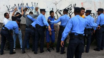 Policía de Honduras y fans.