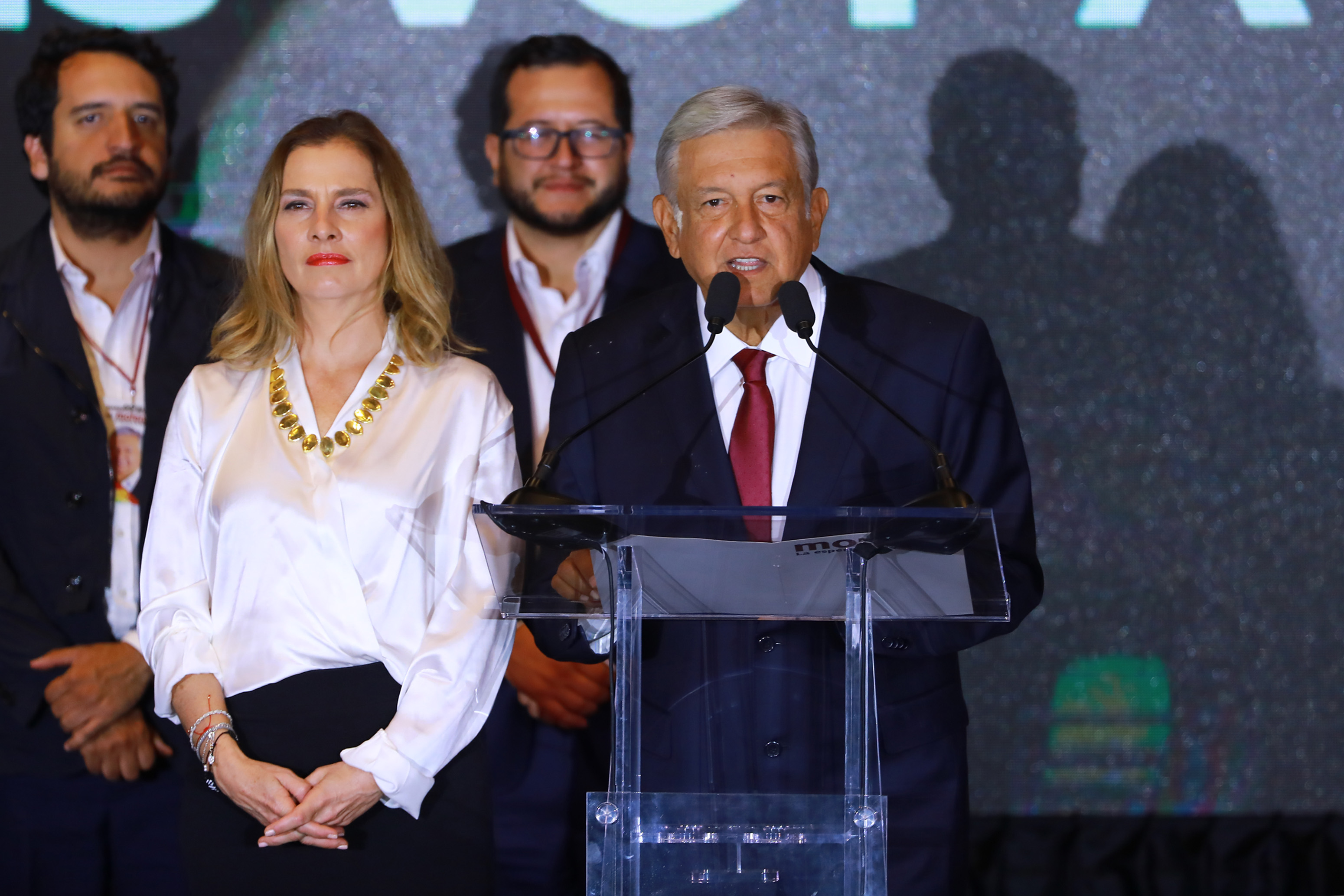 AMLO da un discurso junto a su esposa e hijos por su victoria virtual para la presidencia de México en 2018. Foto: Eloisa Sanchez/Getty Images. 