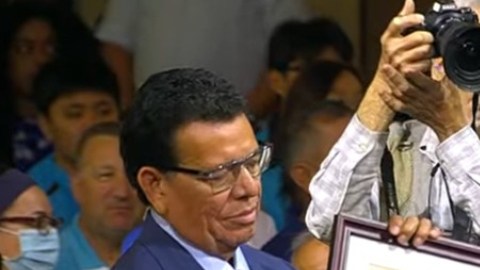Fernando Valenzuela recibe reconocimiento de la ciudad de Los Ángeles.