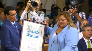 Fernando Valenzuela recibe reconocimiento de la ciudad de Los Ángeles.