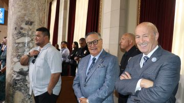 El cronista Jaime Jarrín estuvo presente en la ceremonia en honor a Fernando Valenzuela en el Ayuntamiento de LA.