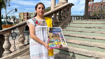 Mireya Olivera, 20 años con su periódico Impulso.  (Araceli Martínez/La Opinión)