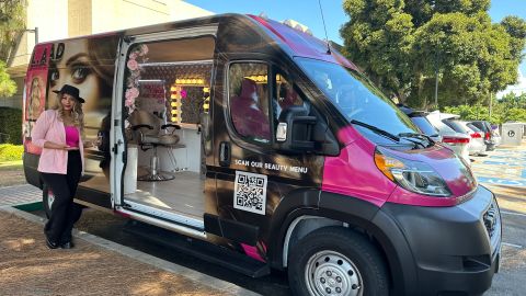 Claudia Chiu, artista del maquillaje en su beauty movil. (Araceli Martínez/La Opinión)