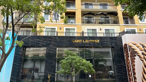 Imágenes de la tienda Yves St. Laurent saqueada el año pasado en Glendale, California. (Araceli Martínez/La Opinión)
