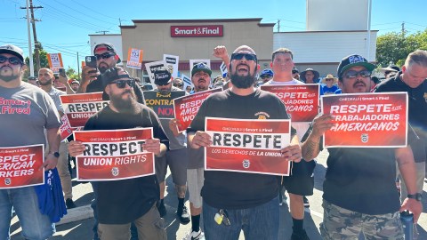 Trabajadores de la compañía Smart & Final ahora Chedraui demandan salarios justos al cambiar las tiendas de dueño. (Araceli Martínez/La Opinión)
