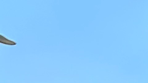 Rubén Luna, uno de los muchos vecinos que rechazan que el Hotel MayFair sea transformado en un lugar para albergar a la población sin hogar. (Araceli Martínez/La Opinión)