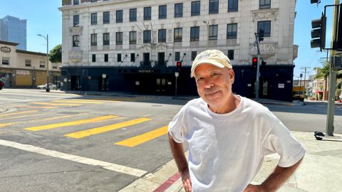 Rubén Luna, uno de los muchos vecinos que rechazan que el Hotel MayFair sea transformado en un lugar para albergar a la población sin hogar. (Araceli Martínez/La Opinión)