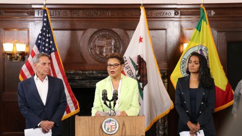 Alcaldesa Karen Bass (c ), Nithya Raman (d) y Conway Collins.