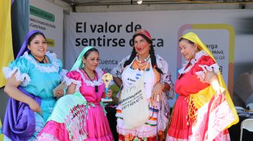 Grupo folclórico Manantial, con el traje típico Volcañena, de la zona central de El Salvador, junto a la comediante Tenchis.
