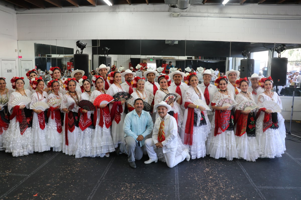 Celebran al ritmo de son y jarana en la ciudad de Bell Gardens La Opinión