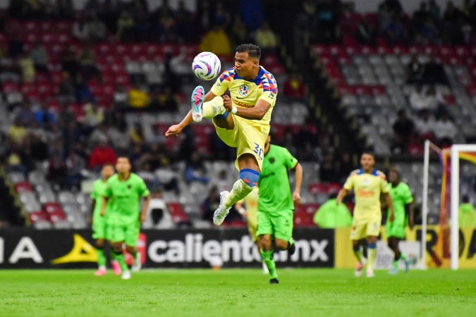 Román “Mozumbito” Martínez durante el partido de la jornada 1 del torneo Apertura 2023 de la Liga BBVA MX, entre las Águilas del América y los Bravos de FC Juárez. Foto: Imago7/ Pamela Artiñano.