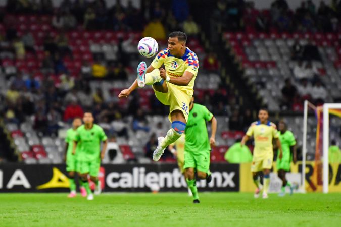Román “Mozumbito” Martínez durante el partido de la jornada 1 del torneo Apertura 2023 de la Liga BBVA MX, entre las Águilas del América y los Bravos de FC Juárez. Foto: Imago7/ Pamela Artiñano.