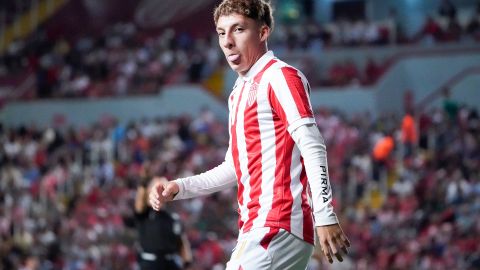 Jurado con la camiseta del Necaxa.