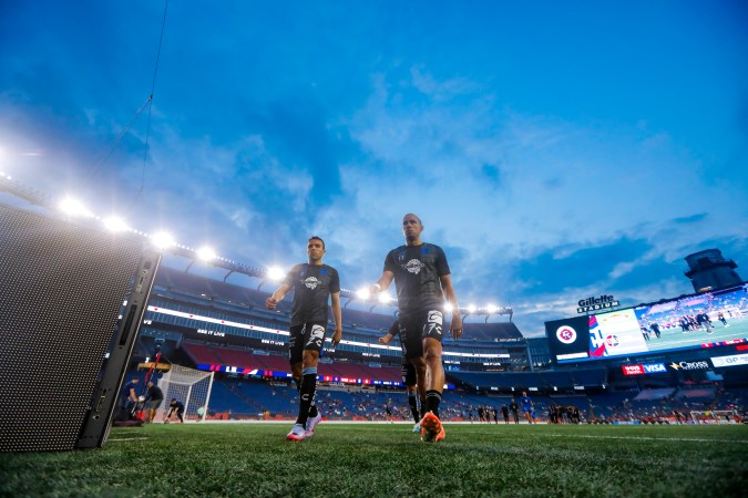 Omar Mendoza y Camilo Sanvezzo, durante el partido de Octavos de Final de la Leagues Cup 2023, entre los Gallos Blancos del Querétaro y el New England Revolution.