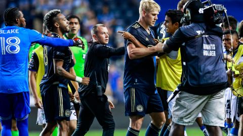 El duelo dejó algunos roces dentro de la cancha.