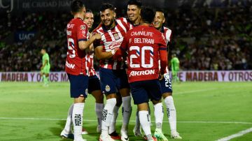 Jugadores de Chivas celebran un gol contra FC Juárez.