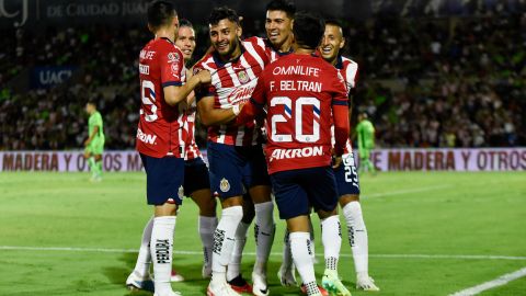 Jugadores de Chivas celebran un gol contra FC Juárez.