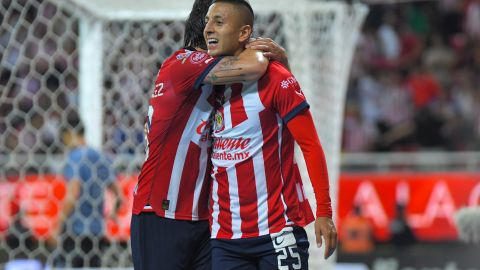 Roberto Alvarado celebra el gol que mantiene invicto a Chivas.