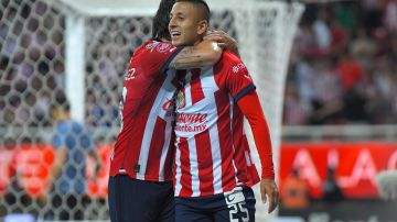 Roberto Alvarado celebra el gol que mantiene invicto a Chivas.